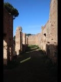 03177 ostia - regio i - insula xii - caseggiato dei triclini (i,xii,1) - hof - porticus - ostseite - bli ri norden - 01-2024.jpg